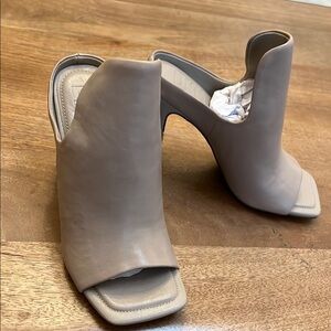 DKNY Elegant Beige Women's Peep Toe San Sz 6